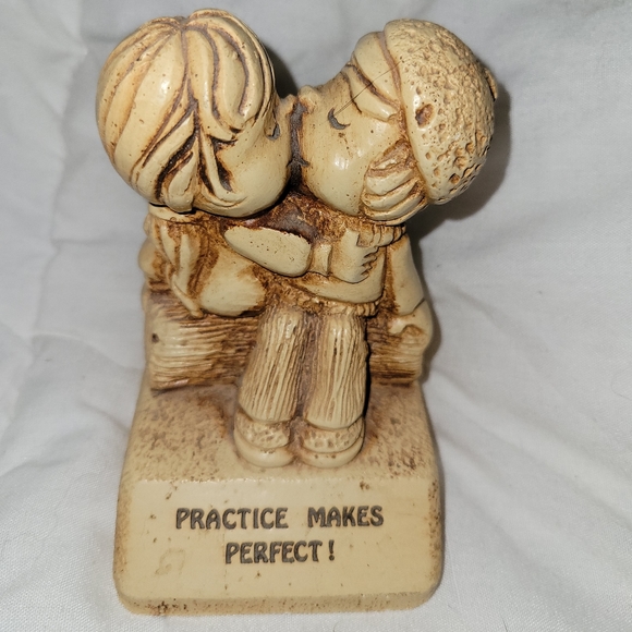 Vintage Circa 1979s Kissing Couples  collectible figurine - Picture 1 of 3